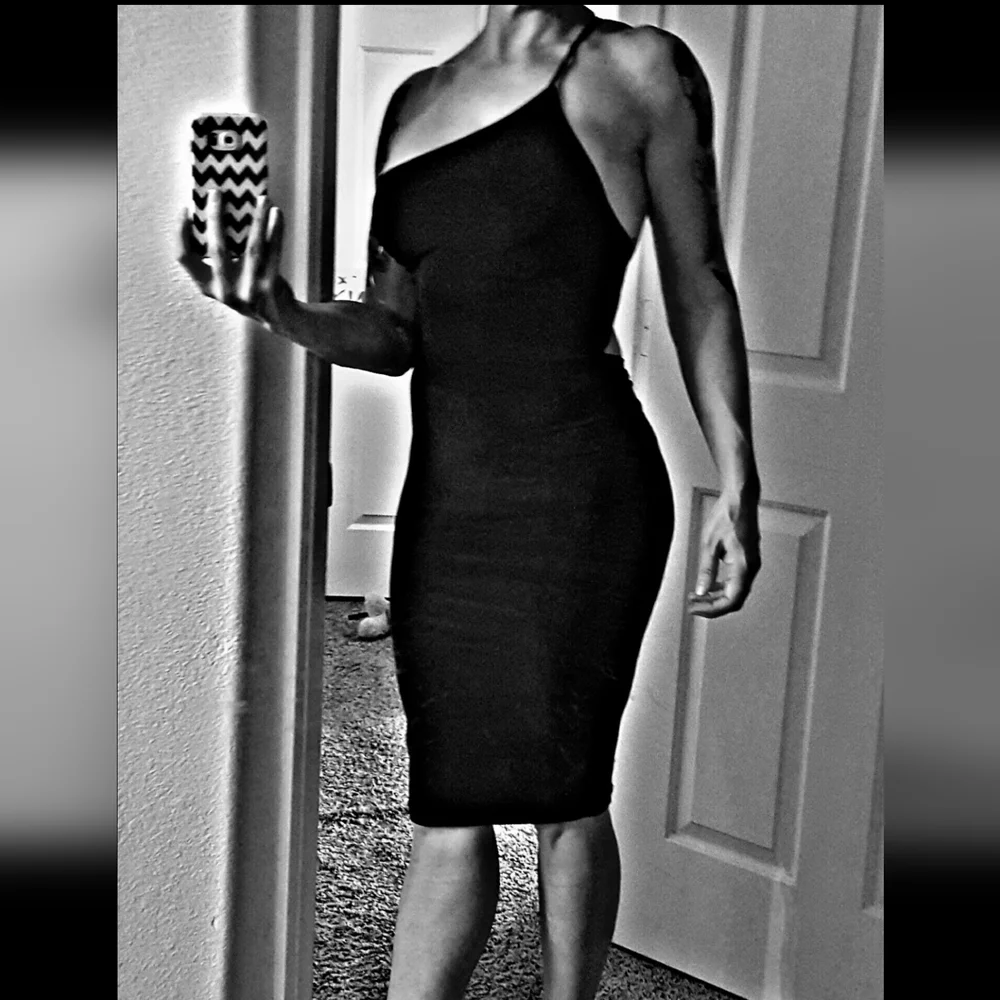 Never worn LBD with open back, in excellent condition. - Picture 4 of 4